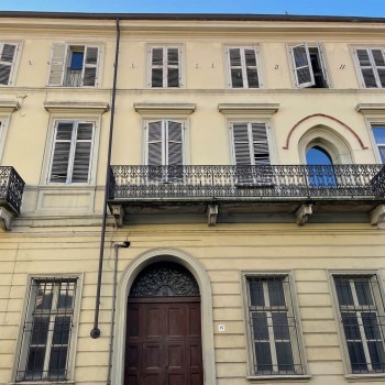 CASALE MONFERRATO - VIA LEARDI - GRANDE ALLOGGIO DA RISTRUTTURARE IN STABILE D'EPOCA