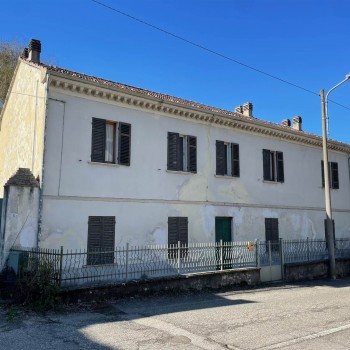 OZZANO MONFERRATO - ZONA RESIDENZIALE - CASA SINGOLA CON CORTILE E GIARDINO