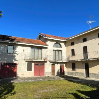 CASALE MONFERRATO - GRANDE CASA BIFAMILIARE CON GIARDINO E CORTILE