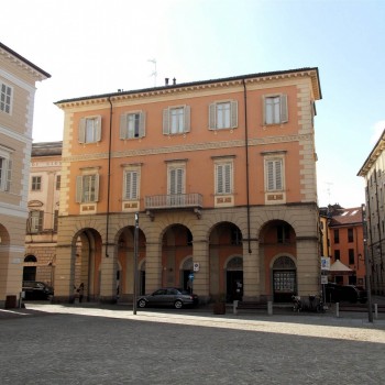 CASALE MONFERRATO - PIAZZA MAZZINI - GRANDE UFFICIO CON AREA ESTERNA