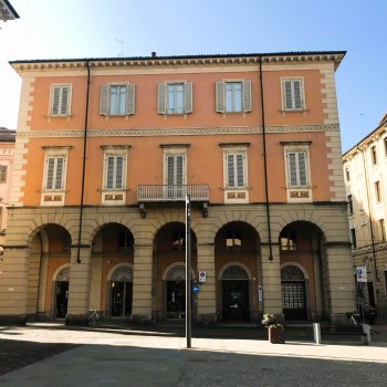 CASALE MONFERRATO - PIAZZA MAZZINI - ALLOGGIO CON CORTILE A TERRAZZA